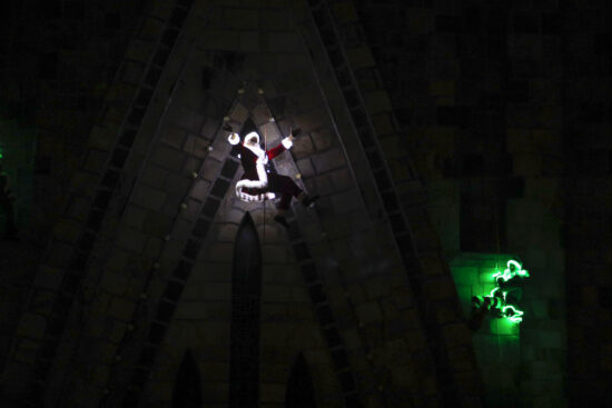 Papai Noel faz duas descidas diárias da torre da Catedral no 34° Sonho de Natal