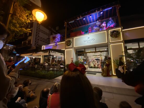 “Mais Natal” emociona visitantes diariamente em frente à loja conceito dos Chocolates Lugano em Gramado