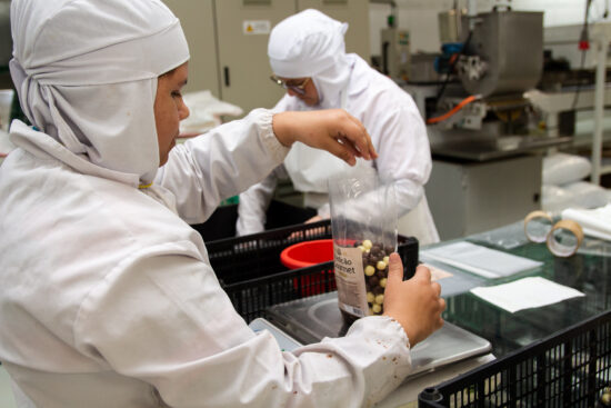 DeCacau Chocolates comemora os 20 anos  de carreira da chocolatière à frente da marca, Camila Santos