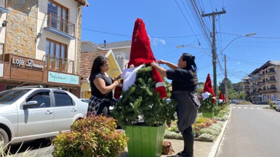 Decoração natalina começa a tomar conta de ruas e avenidas de Canela