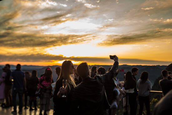 DJ´s do cenário musical do Sul do Brasil são atrações do Sunset das Estrelas Winter 2023 no Olivas de Gramado